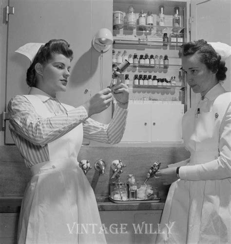 Fotografía antigua de una enfermera con botellas de leche de fórmula.