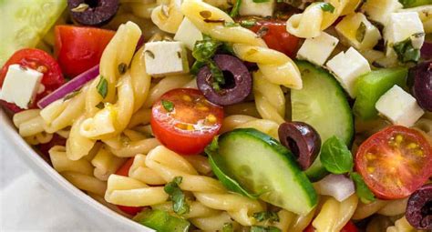 Ingredientes frescos para una ensalada de pasta mediterránea