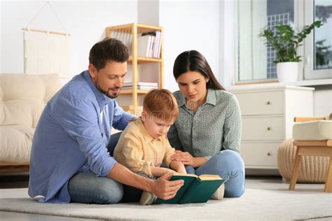 Foto de una familia leyendo junta en el salón