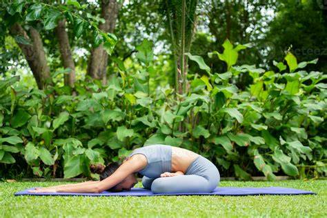 Imagen de una mujer practicando yoga para reducir el estrés