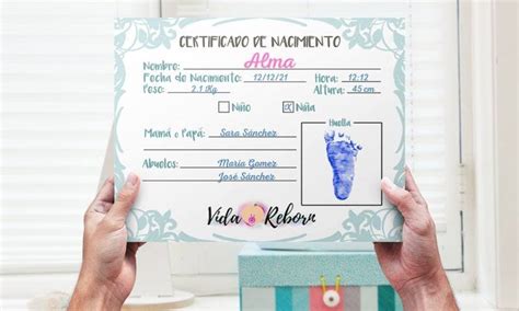 Bebé reborn con su certificado de nacimiento personalizado en una cuna