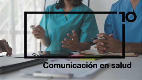 Matrona interactuando con una familia en un centro de salud, enfocada en la comunicación