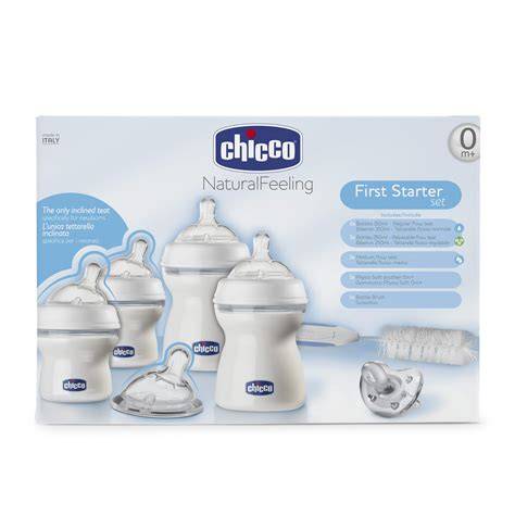 Foto de una selección de biberones Chicco en diferentes colores y diseños, mostrando su variedad y ergonomía.