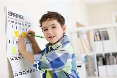 Niño organizando su agenda escolar