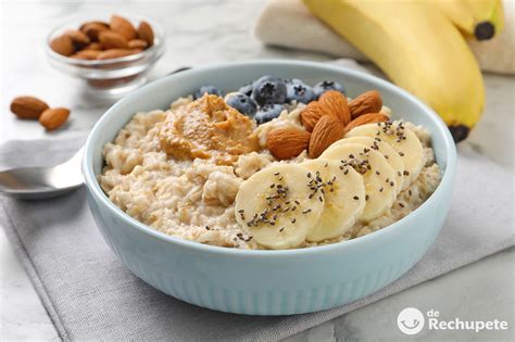 Foto de un desayuno saludable con bebida de avena y granos de lino