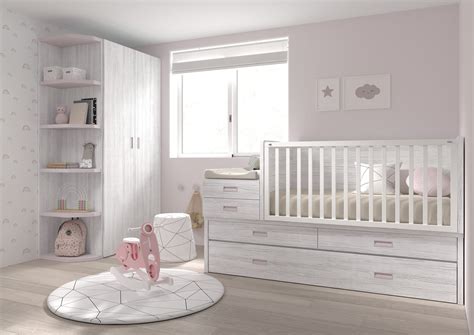 Diseño de una habitación infantil moderna con cuna convertible.