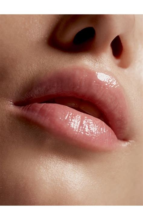 Foto de cerca de unos labios hidratados con un ligero tono granate