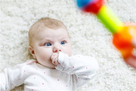 bebé de 2 meses siguiendo un objeto con la mirada