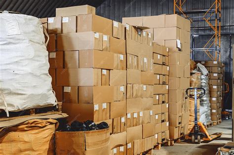 Foto de cajas de tecnopor apiladas en un almacén