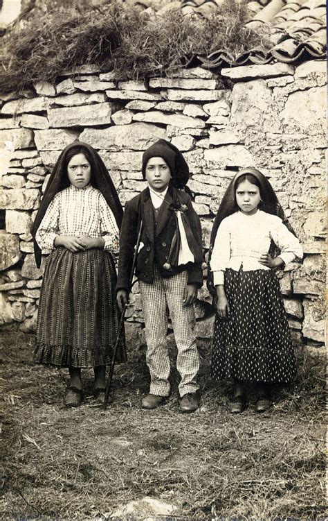 Foto de los tres pastorcitos de Fátima, Francisco, Jacinta y Lucía, vestidos con ropa de época