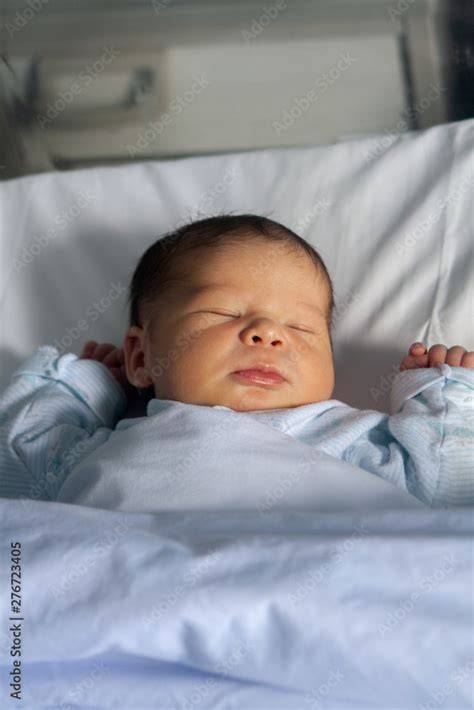 Foto de un bebé durmiendo de forma segura en una cuna vacía, boca arriba