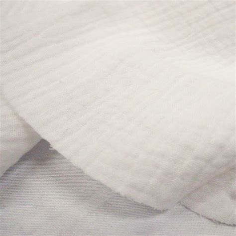 Detalle de la muselina Nara mostrando su textura y el estampado.