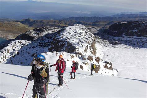 Paisaje del nevado Santa Isabel con senderistas