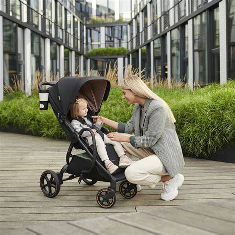 Silla de paseo Kinderkraft Mitzy en un entorno urbano