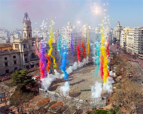Fotografía de una vista general de las Fallas de Valencia con monumentos y gente celebrando