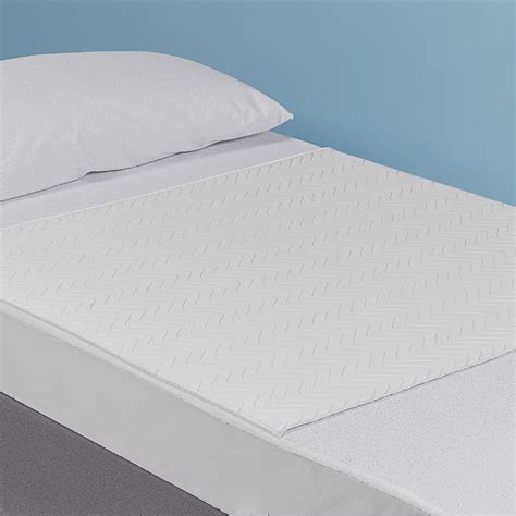 Empapadores para incontinencia en una cama, mostrando su capacidad de absorción y sujeción