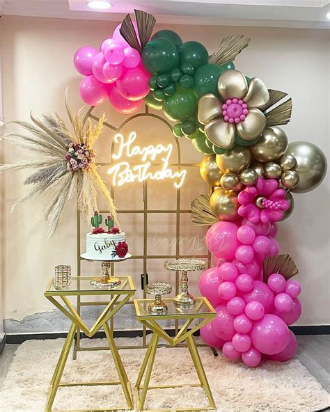 Decoración de fiesta de cumpleaños infantil con globos y guirnaldas coloridas