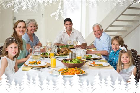 Familia con bebé en la mesa comiendo juntos, el bebé explora frutas y verduras coloridas