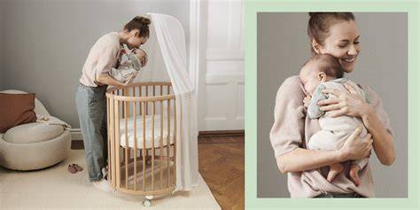 Stokke Sleepi Mini V3 en color blanco, vista general de la minicuna con un bebé dentro