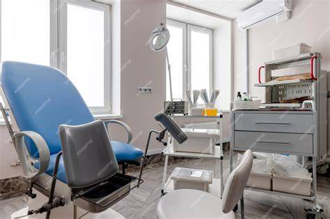 Interior moderno de una clínica de ginecología y obstetricia, con un ambiente acogedor.
