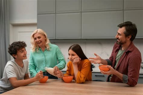 Foto de una familia conversando en un ambiente de apoyo