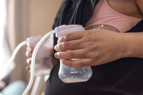 Foto: Madre extrayendo leche con un sacaleches para aliviar la congestión.