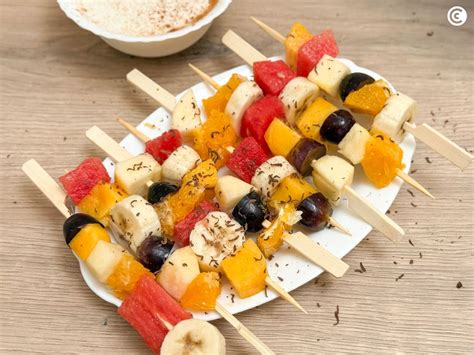 Variedad de aperitivos como hummus, crackers y brochetas en la mesa