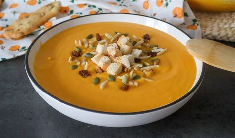 Crema de calabaza servida en cuencos pequeños con semillas