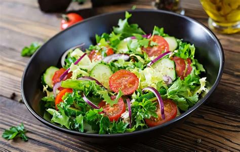 Ensalada fresca con variedad de verduras y un aderezo ligero