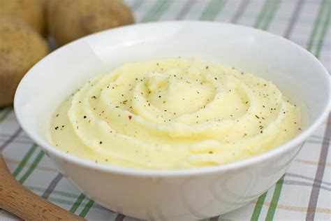 Guarnición de puré de patatas con hierbas frescas