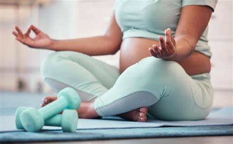 Mujer embarazada practicando yoga y meditación para el autocuidado emocional