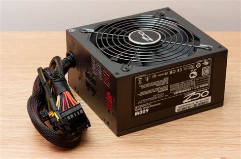 Foto de la fuente de alimentación Antec HCG-620M y sus accesorios, incluyendo cables modulares y manual.