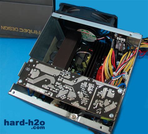 Vista interna de la fuente Antec HCG-620M, mostrando la disposición de disipadores, condensadores y placa de circuito.
