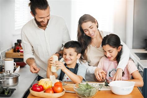 familia preparando alimentos saludables para un bebé