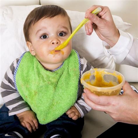 bebé comiendo papilla de verduras