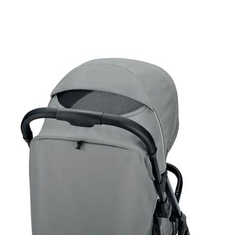 Detalle de una capota de silla de paseo con protección UV50+