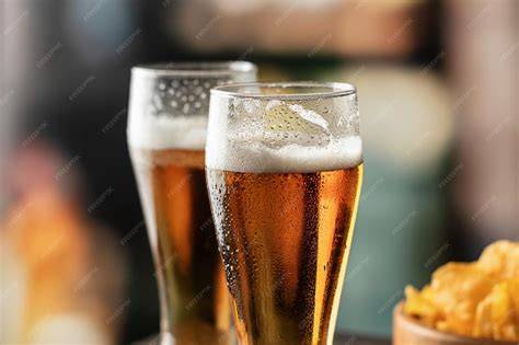 vasos de cerveza espumosa en un ambiente social