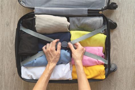 Una maleta maternal espaciosa y bien organizada, mostrando su interior con compartimentos.