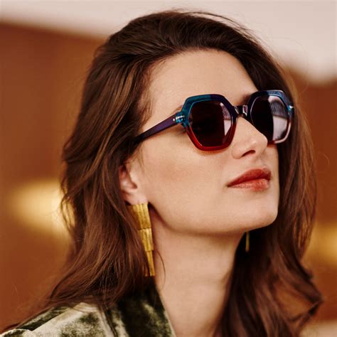 Mujer embarazada con gafas de sol protegiendo sus ojos