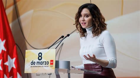 Foto temática de la presidenta Isabel Díaz Ayuso en un evento oficial