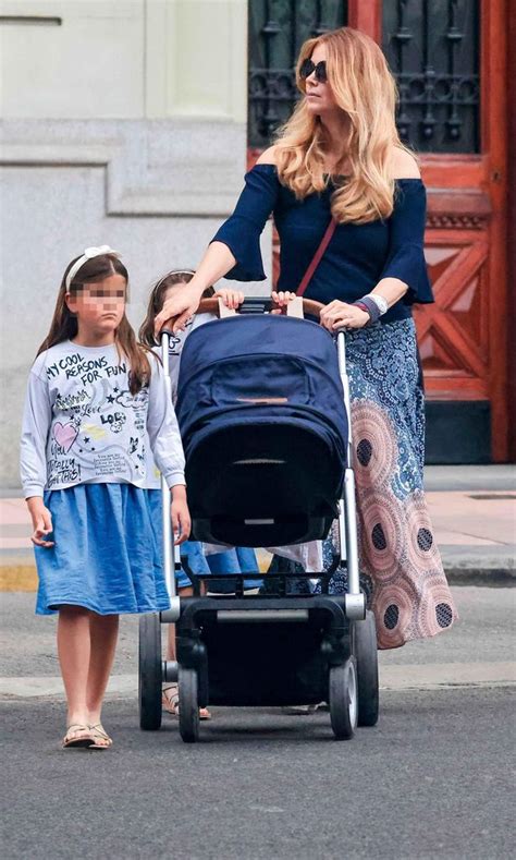 Sofía Mazagatos con su hija Amanda, simbolizando la maternidad tardía y la alegría familiar.