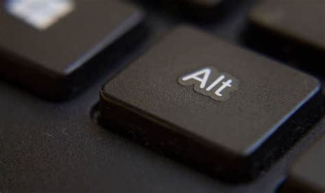 Diagrama ilustrando la aplicación de la tecla Alt para aplicar cambios a todos los elementos seleccionados.