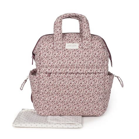 Foto de la Colección Botánica de Pasito a Pasito mostrando varios accesorios con estampado floral