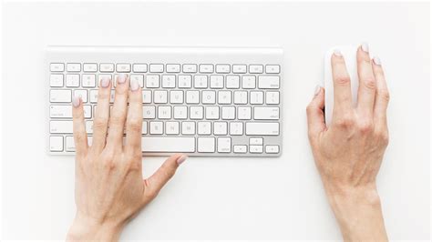 Persona utilizando Spotify con atajos de teclado
