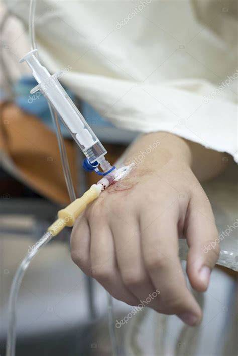 Foto de enfermera preparando una inyección intravenosa para un niño