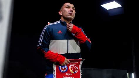 Foto de Gary Medel en un partido de Eliminatorias Sudamericanas, posiblemente el que ocurrió en Asunción.