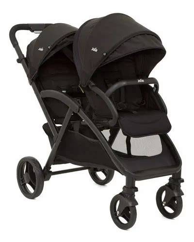 Cochecito doble Joie Evalite Duo en uso con dos niños