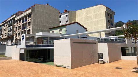 Fotografía de la fachada de la Casa da Xuventude de Narón o jóvenes participando en actividades