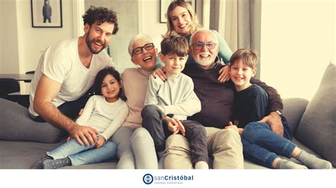 Foto de una familia en una oficina de extranjería en España, con énfasis en trámites para recién nacidos