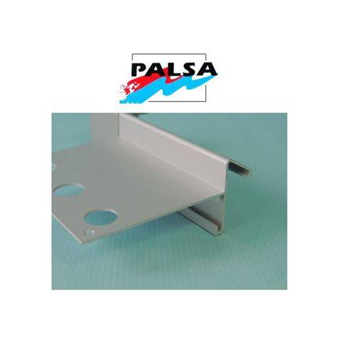 Detalle de perfil de aluminio anodizado y perfil vierteaguas de mampara